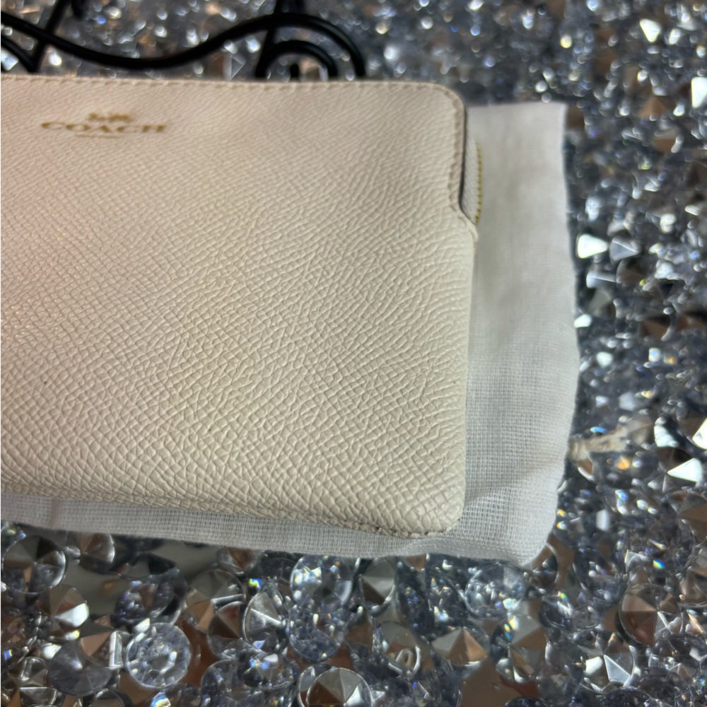 Coach Chalk Pebbled Leather Wristlet EUC - Picture 9 of 11